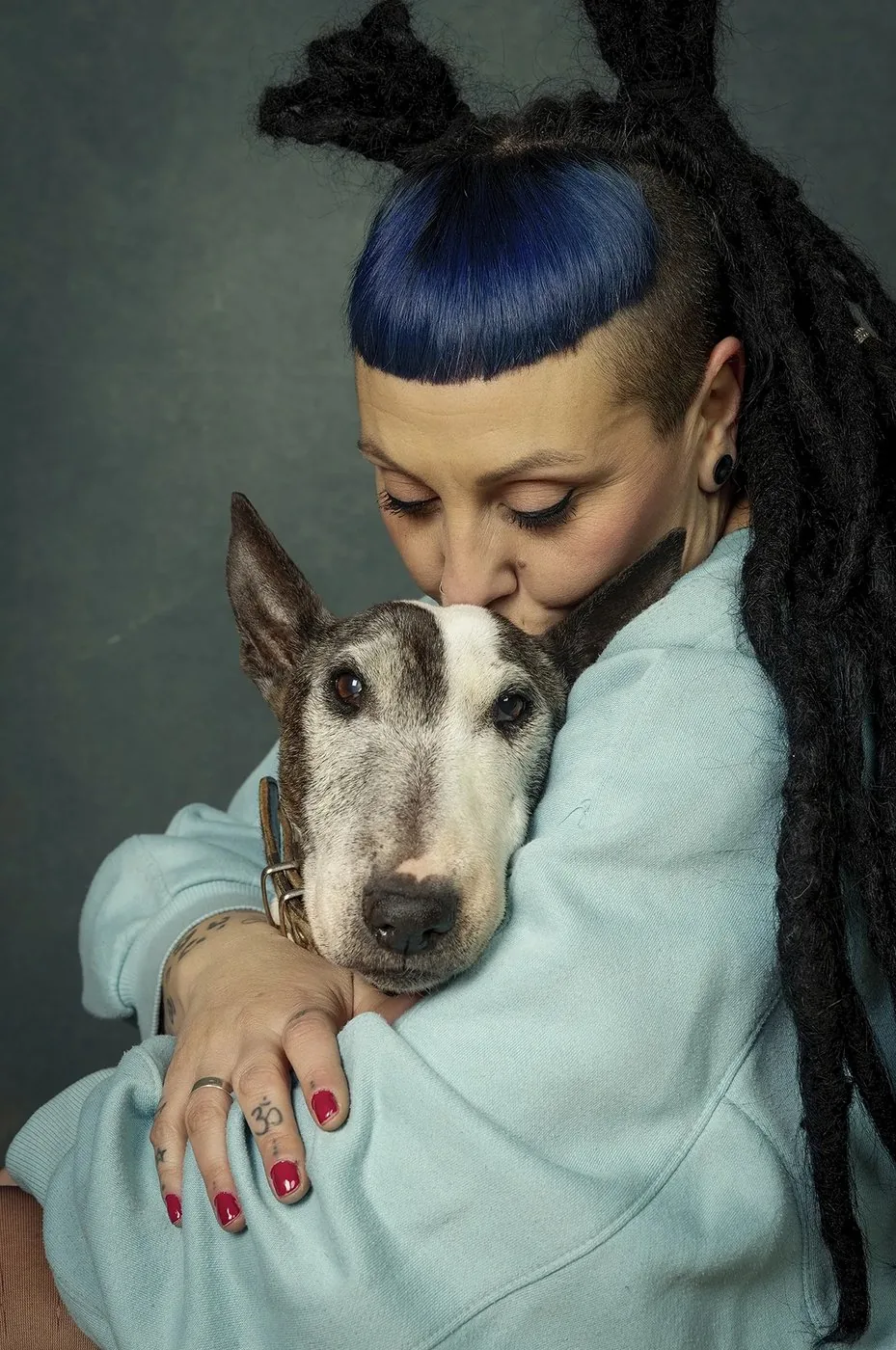 Retrato de mascota: mujer abrazando a su perro en estudio Vitoria