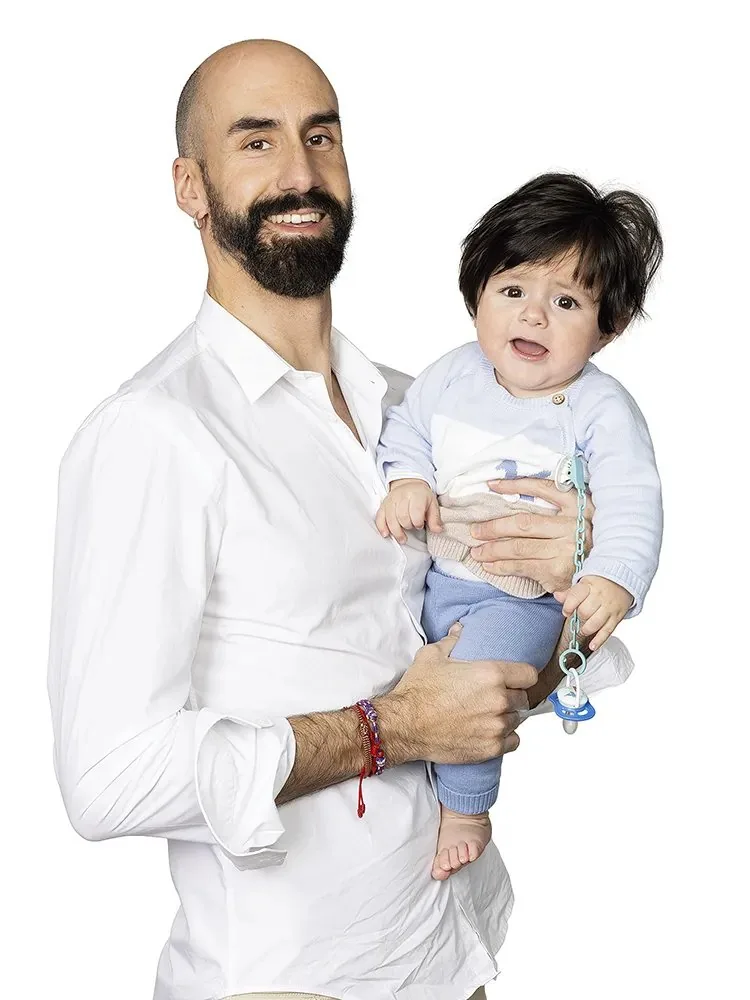 Retrato de familia, padre con bebé, en estudio Josu Izarra