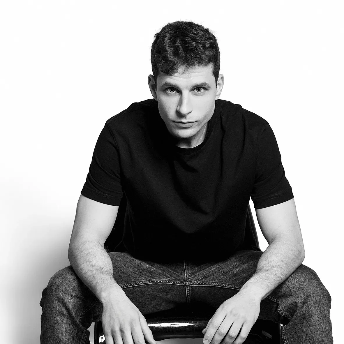 Retrato masculino en blanco y negro en estudio fotográfico Vitoria-Gasteiz