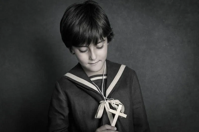 Fotografía de comunión en estudio por Josu Izarra Fotógrafos, Vitoria-Gasteiz · 1