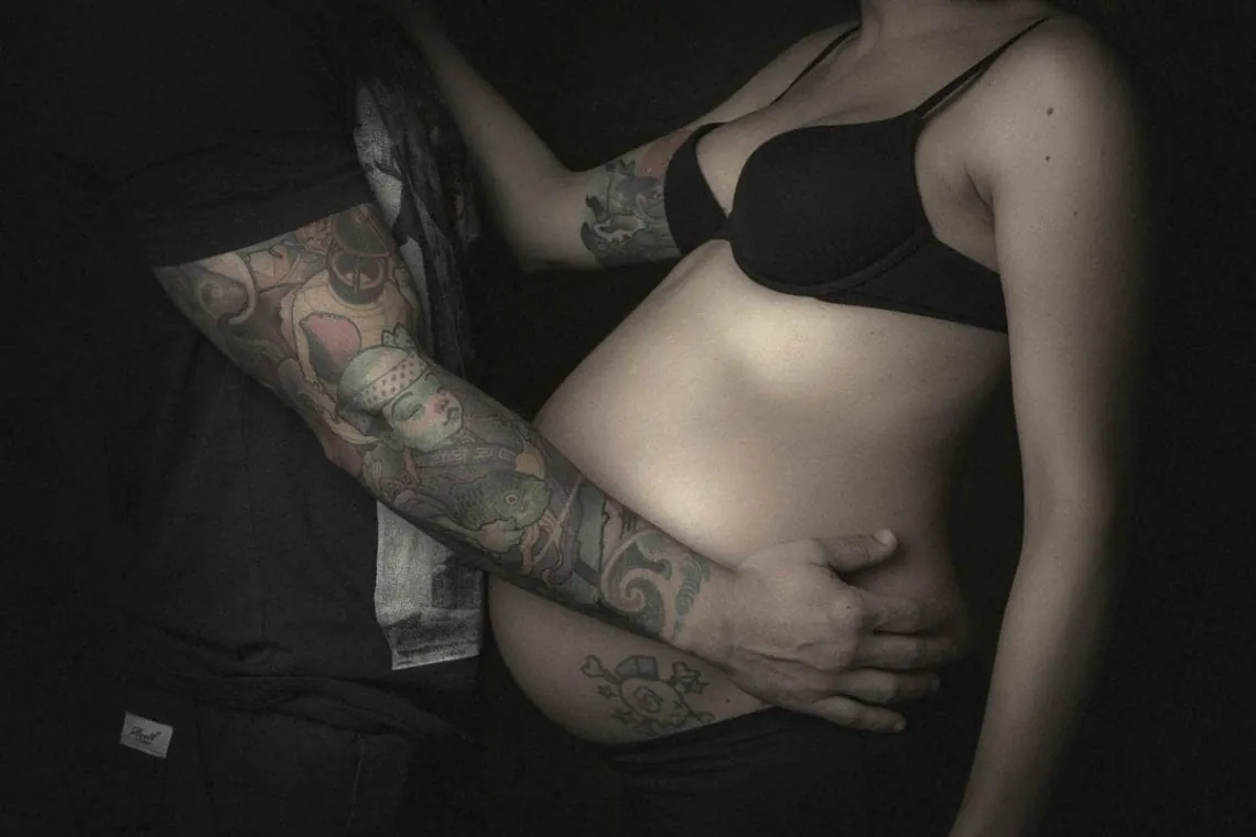 Fotografía de embarazo en estudio por Josu Izarra Fotógrafos, Vitoria-Gasteiz · 1