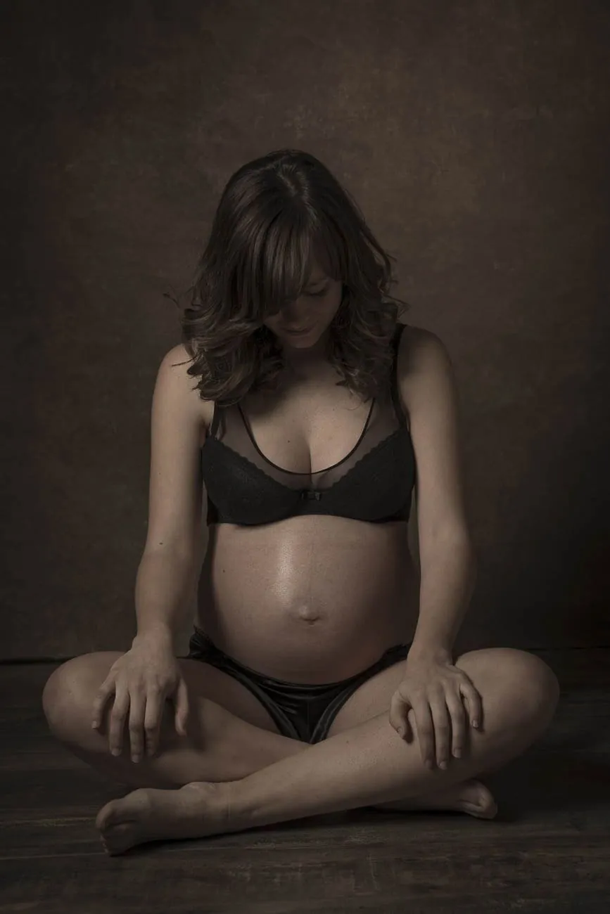 Fotografía de embarazo en estudio por Josu Izarra Fotógrafos, Vitoria-Gasteiz · 2