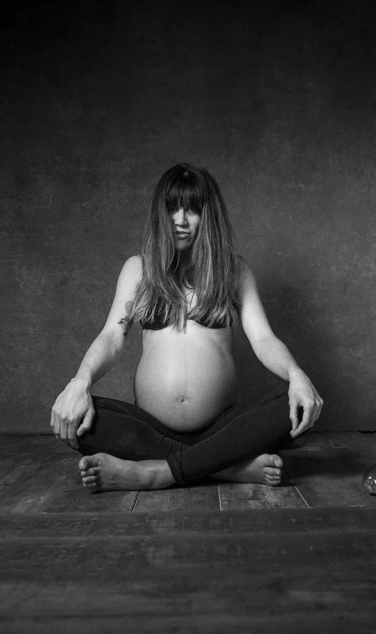 Fotografía de embarazo en estudio por Josu Izarra Fotógrafos, Vitoria-Gasteiz · 12