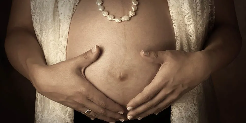Fotografía de embarazo en estudio por Josu Izarra Fotógrafos, Vitoria-Gasteiz · 13