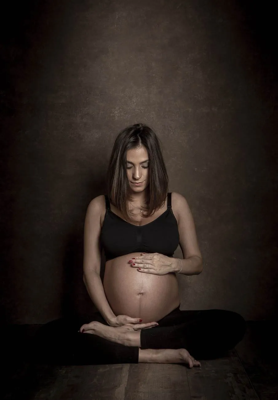 Fotografía de embarazo en estudio por Josu Izarra Fotógrafos, Vitoria-Gasteiz · 3