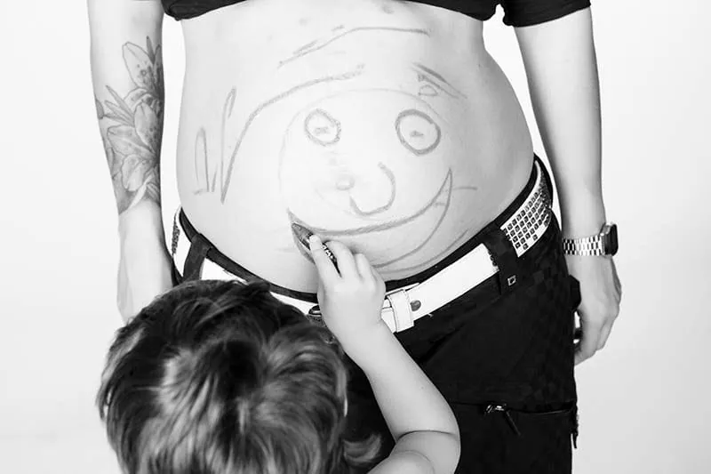 Fotografía de embarazo en estudio por Josu Izarra Fotógrafos, Vitoria-Gasteiz · 15