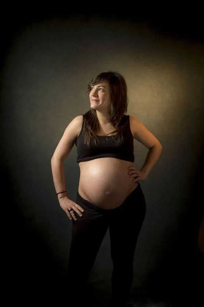 Fotografía de embarazo en estudio por Josu Izarra Fotógrafos, Vitoria-Gasteiz · 5