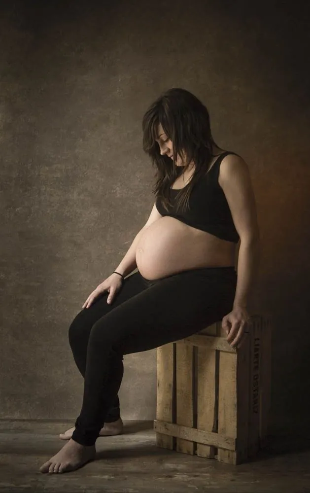 Fotografía de embarazo en estudio por Josu Izarra Fotógrafos, Vitoria-Gasteiz · 6