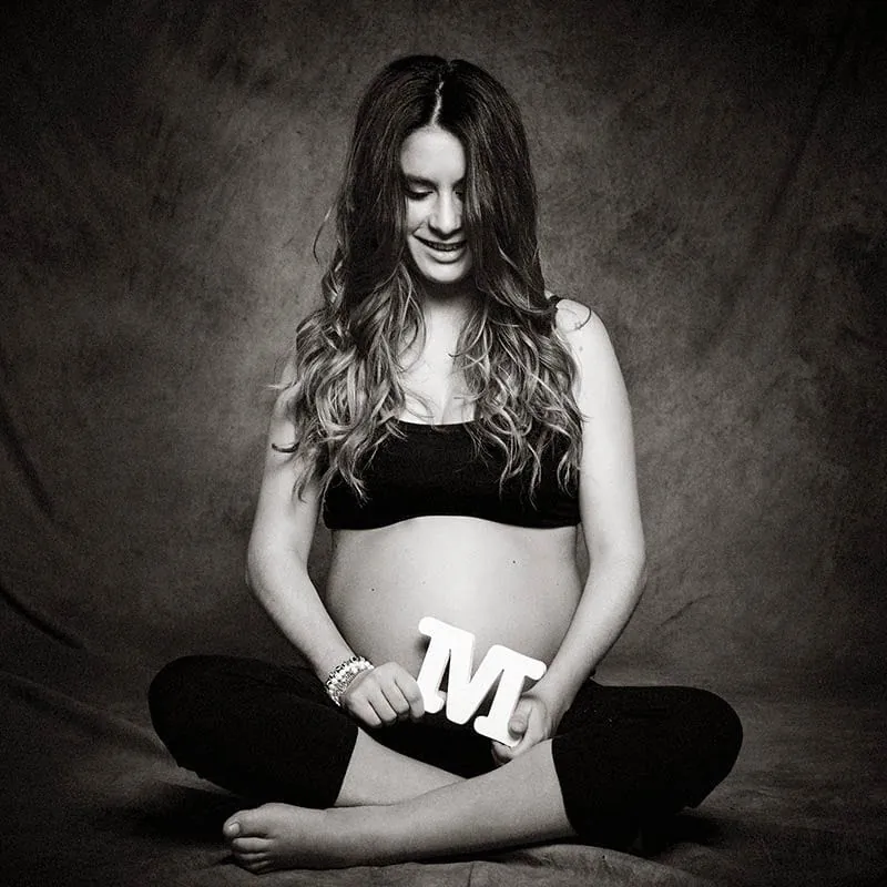 Fotografía de embarazo en estudio por Josu Izarra Fotógrafos, Vitoria-Gasteiz · 8