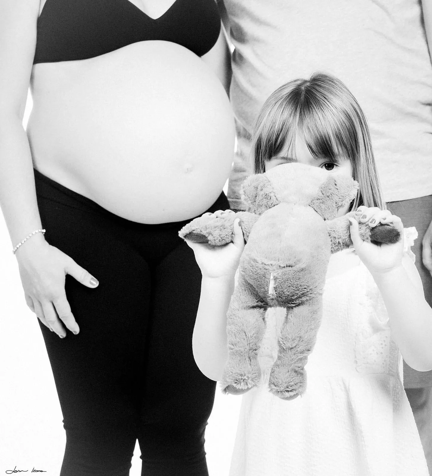 Fotografía de embarazo en estudio por Josu Izarra Fotógrafos, Vitoria-Gasteiz · 9