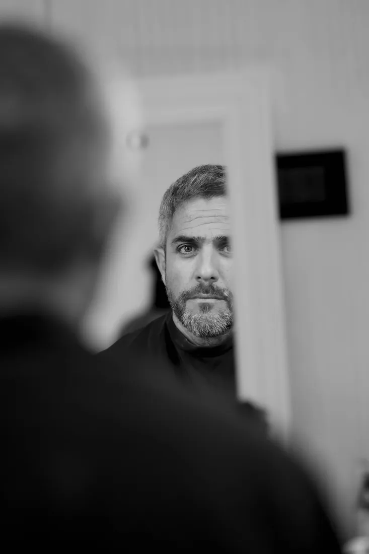 Retrato cercano en blanco y negro de un hombre durante el maquillaje en el FesTVal de Vitoria-Gasteiz por Josu Izarra